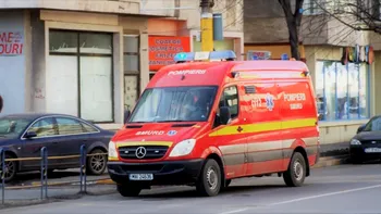 Şoferul unei ambulanţe SMURD care mergea spre un accident a rămas fără permis după ce a trecut pe roşu la o cale ferată. Cum s-a scuzat conducătorul