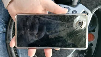 Soldat ucrainean salvat dintr-o explozie de telefonul mobil. Detaliul tehnic care a contat