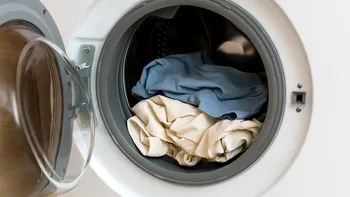Temperatura la care trebuie să speli rufele ca să nu îți crească factura la curent de la 1 iulie 2025. Așa îți reduci consumul de energie cu până la 40%