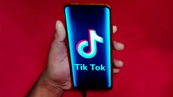 Stai toată ziua pe TikTok și faci swiping, dar habar n-ai ce înseamnă, de fapt, numele aplicației și cum era să se numească
