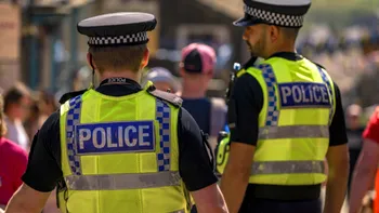 Un poliţist din Marea Britanie, surprins dansând pe manele la un festival. Imagini virale: 