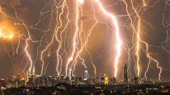 Inversiune termică puternică în România! De vineri se schimbă radical vremea: grindină, descărcări electrice și vijelii puternice. Temperaturile scad brusc