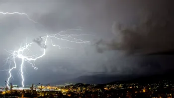 Vremea se schimbă radical, în weekend. Furtunile pun stăpânire pe România