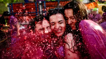 Orașul în care localnicii fac baie în vin și se îmbată unii pe alții. Obiceiul bătăliei violet de la Haro din Spania, transformat într-o atracție internațională
