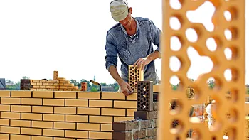 Cât te costă să-ți construiești o casă din cărămidă în 2025. Prețurile la roșu și la cheie, materiale și manoperă actualizate