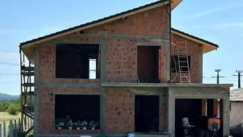 Cât costă să ridici o casă la roșu de 110 mp în regie proprie. Un gorjean a dezvăluit cât a cheltuit să își construiască singur locuința