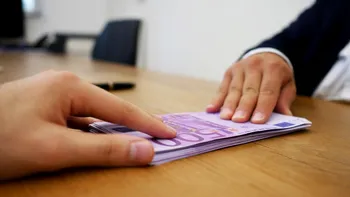 Câți bani economisești dacă ai un credit de 75.000 de euro și faci plăți anticipate lunare. Diferența e uriașă