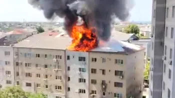 Incendiu de proporții, un bloc arde ca o torță. Oamenii din zonă, speriați de flăcări: „Ieșiți din casă! A luat foc!”