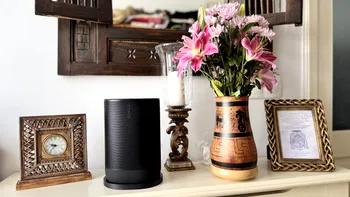 Sonos Move 2 - boxa portabilă care strălucește acasă și în deplasare. E rezistentă la apă, are 24 de ore de autonomie, Bluetooth și AirPlay 2