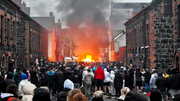 Confruntări violente în Irlanda de Nord după o manifestaţie stârnită de cazul a doi minori români care ar fi agresat o fată: „Act de violenţă rasistă, pur şi simplu”