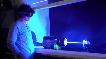 Laserul de mână care schimbă regulile jocului: ce poate face fasciculul de 250 W construit de un youtuber fizician