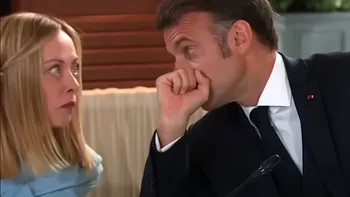 Un nou episod viral între Meloni și Macron. Reacţia prim-ministrului italian când preşedintele francez îi spune ceva la ureche face înconjurul lumii