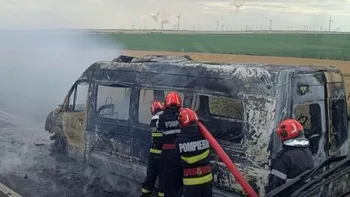 Un microbuz de transport persoane s-a făcut scrum, pe DN 22. 18 adulţi şi doi copii au reuşit să iasă din autovehicul în timp util