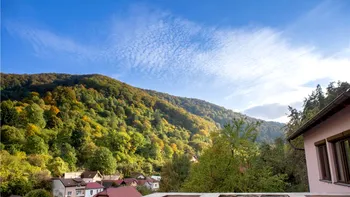 „Deasupra timpului” – Penthouse de film în inima Cetății Medievale Brașov