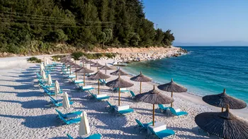 Cât costă să închiriezi o umbrelă și 2 șezlonguri în Thassos 2025. Prețurile i-au uimit pe turiști: „S-au românizat!”