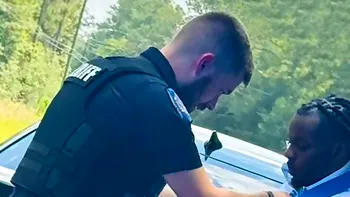Un polițist a oprit în trafic un șofer pentru viteză și a aflat că se grăbea la o înmormântare. Ce a urmat a devenit viral pe internet