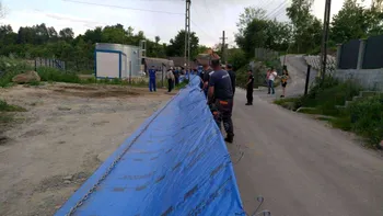 Cratere tot mai mari, la Praid, amenință să înghită zeci de case. Oamenii sunt nevoiți să își abandoneze agoniseala de-o viață. A fost activat Mecanismul European de Solidaritate