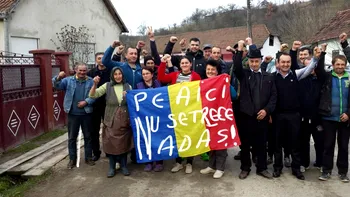 Într-un sat din România, clopotele au răsunat ca după o victorie pe câmpul de bătălie. După 20 de ani de procese, localnicii au câștigat lupta în instanță