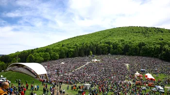 Cel mai mare eveniment religios din Europa Centrală și de Est are loc în România. Sute de mii de oameni se adună în Covasna, de Rusalii