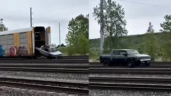 Socoteala de acasă nu se potrivește cu cea din târg - Cum s-au făcut de râs doi hoți care au încercat să fure două Hummer EV direct dintr-un tren VIDEO