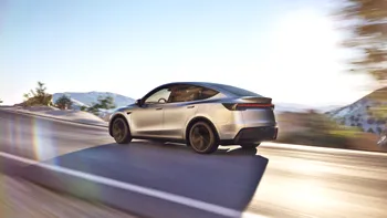 Tesla a intrat în istorie: prima mașină s-a condus singură de la fabrică până la client