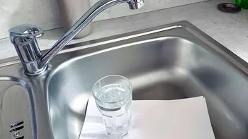 De ce să lași un pahar și o bucată de hârtie în chiuvetă când pleci în vacanță? Este trucul verii 2025