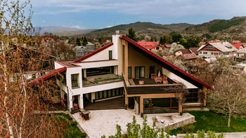 Casă în România la “doar” 1.3 milioane de euro. Vila futuristă unde luxul întâlnește natura