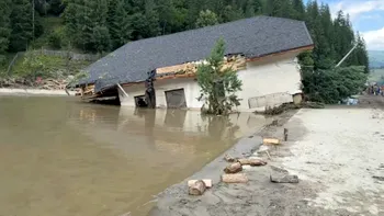 Imaginile dezastrului lăsat de viituri, în Suceava şi Neamţ. A fost suplimentat numărul pompierilor în zonele afectate