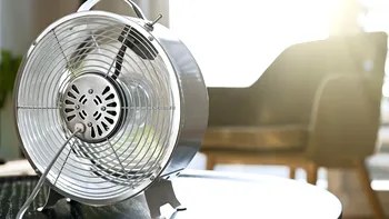 Accesoriul care va transforma un ventilator banal într-un aparat de aer condiţionat. Se instalează uşor