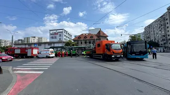Accident grav între un tramvai și un autobuz STB în București, 13 Septembrie - Progresului: 11 persoane asistate medical