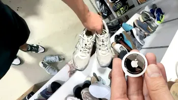 A donat adidași vechi Crucii Roșii și i-a urmărit cu un AirTag. Ce a descoperit cu adevărat l-a șocat