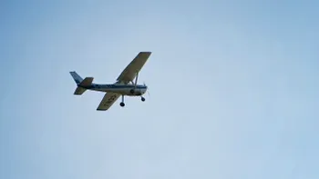 Avion prăbușit pe autostradă în Italia. A lovit mai multe mașini în cădere. Impactul a fost surprins de camere