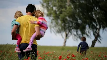 Cât e pensia alimentară în România în 2025. La cine rămâne copilul după divorț, ce sumă trebuie plătită lunar