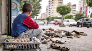 Mai mult de 4 milioane de români trăiesc cu 63 de lei pe lună - aproape jumătate dintre cetățeni dau vina pe stat pentru situația economică actuală