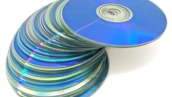 Românii care stau la curte, sfătuiţi de specialişti să pună CD-urile vechi în grădină. La ce ajută, de fapt