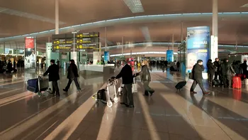De ce nu ar trebui să legi o panglică sau un șnur de bagaj. Un angajat din aeroport explică de ce îți poți strica vacanța așa
