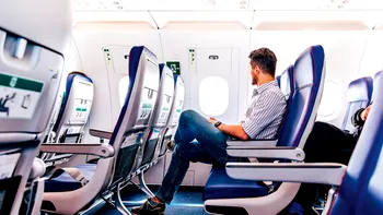 De ce trebuie ridicate spătarele scaunelor la aterizare? Un expert în aviație explică