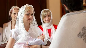 Diferența dintre moașă și nașă de botez. Ce roluri au ambele femei în viața pruncului nou-născut
