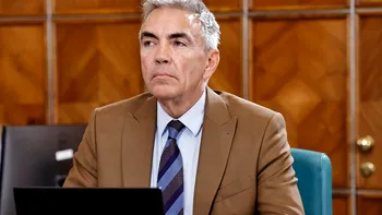 Dragoș Anastasiu se plânge de salariul de vicepremier. Spune că suma este mică, dar în același timp le cere șefilor din companiile de stat să renunțe la o parte din sumele pe care le încasează. Cât de mare este diferența de salarizare