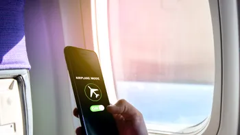 Facturi mari pentru românii care nu îşi închid telefoanele în timpul zborului. Cum explică specialiştii situaţia neplăcută?