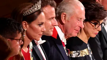 Gestul considerat urât făcut de Emmanuel Macron către Kate Middleton la banchetul de stat. Fotografii i-au surprins pe cei doi stând la masă. Foto