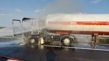 Incendiu pe Autostrada A7: o autocisternă cu GPL a luat foc. Șoferul a suferit arsuri grave