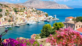 Insula de vis a Greciei care impune taxă dacă rămâi peste noapte. Grecii vor să scape de valul uriaş de turişti