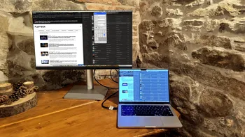 REVIEW Monitor Benq 4K pentru MacBook - cum te ajută să fii mai eficient, îți încarcă laptopul și te scapă de cabluri