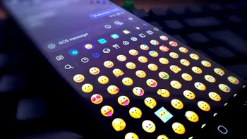 Mesajele scrise pe telefon într-un anume fel pot face relația mai strânsă, potrivit cercetătorilor