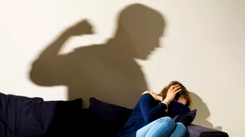 Motivul halucinant pentru care victimele violenței domestice refuză brățările de monitorizare. Dispozitivele le-ar putea salva viața