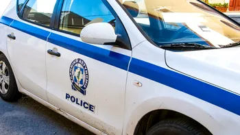 O familie a rămas fără mașină în Grecia pentru șase luni din cauza copilului. Ce făcea micuțul în autoturism, camerele de supraveghere au surprins totul