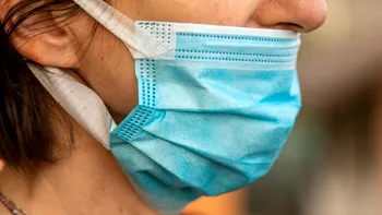 O țară reintroduce masca de protecție și munca de acasă din cauza COVID și altor infecții respiratorii