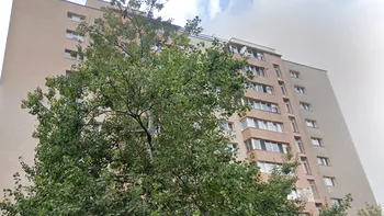 Oraşul din România cu zeci de apartamente vandalizate. Oamenii se tem acum de tinerii care distrug locuinţe pe bandă rulantă. Autoritățile au deschis deja o anchetă
