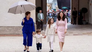 Pantofii purtaţi de fiica lui Nicușor Dan în Austria au stârnit controverse pe internet. Ce i-a nemulţumit pe români? Foto